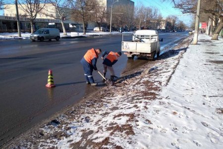 Коммунальщики продолжают прочищать ливневки на улицах города (фото)