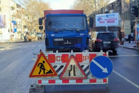 Коммунальщики продолжают прочищать ливневки на улицах города (фото)
