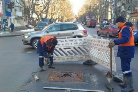 Коммунальщики продолжают прочищать ливневки на улицах города (фото)