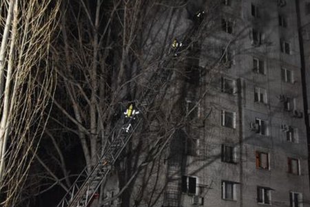 На Балковской спасатели из горящей высотки эвакуировали 40 человек, 10 из них дети (фото)