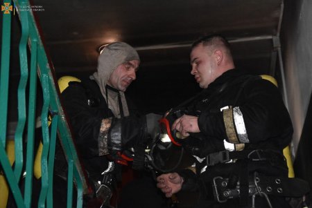 На Балковской спасатели из горящей высотки эвакуировали 40 человек, 10 из них дети (фото)