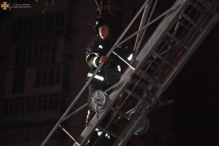 На Балковской спасатели из горящей высотки эвакуировали 40 человек, 10 из них дети (фото)