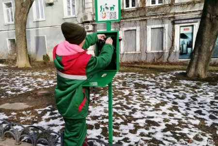 Коммунальщики убирают с улиц города слежавшийся снег, подметают парковые дорожки и вывозят мусор (фото)