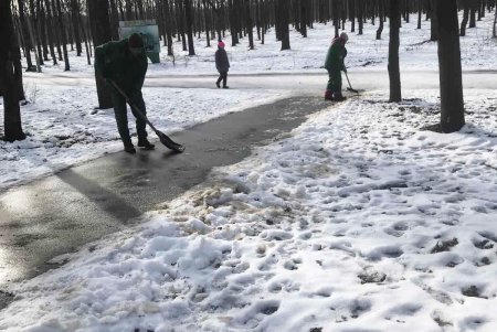 Коммунальщики убирают с улиц города слежавшийся снег, подметают парковые дорожки и вывозят мусор (фото)