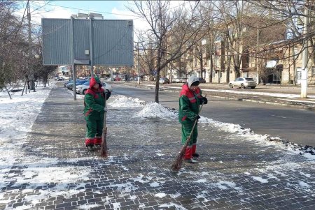 Коммунальщики убирают с улиц города слежавшийся снег, подметают парковые дорожки и вывозят мусор (фото)