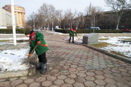 Коммунальщики убирают с улиц города слежавшийся снег, подметают парковые дорожки и вывозят мусор (фото)