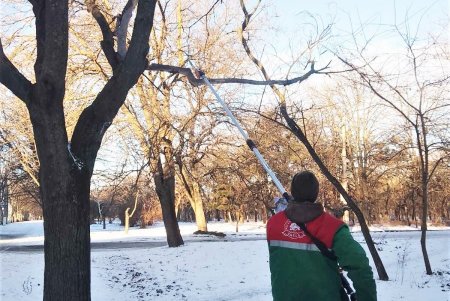 Коммунальщики убирают с улиц города слежавшийся снег, подметают парковые дорожки и вывозят мусор (фото)