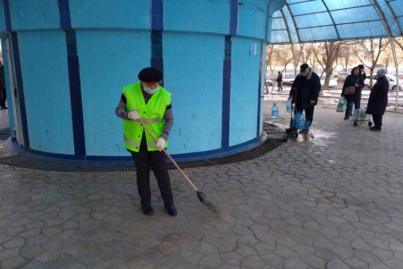 Коммунальщики очистили бюветные комплексы в Киевском районе (фото)