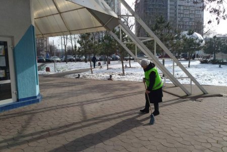 Коммунальщики очистили бюветные комплексы в Киевском районе (фото)