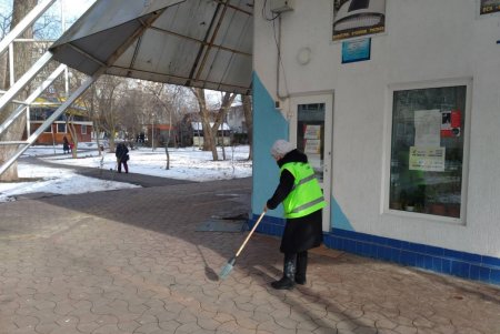 Коммунальщики очистили бюветные комплексы в Киевском районе (фото)