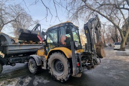 Коммунальщики второй день подряд наводят порядок на Молдаванке (фото, видео)