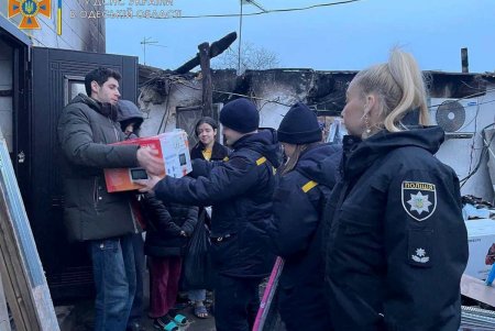 Одесские спасатели присоединились к акции помощи семье одесситов, чей дом сгорел при пожаре (фото)