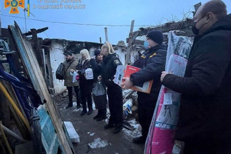 Одесские спасатели присоединились к акции помощи семье одесситов, чей дом сгорел при пожаре (фото)