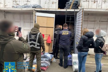 Преступная группировка продавала на промышленном рынке под Одессой контрафактную спортивную одежду под видом известных брендов (фото) 