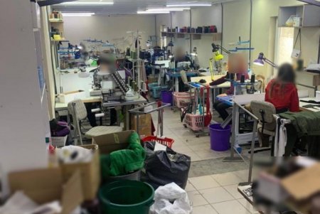 Преступная группировка продавала на промышленном рынке под Одессой контрафактную спортивную одежду под видом известных брендов (фото) 