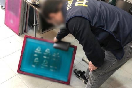 Преступная группировка продавала на промышленном рынке под Одессой контрафактную спортивную одежду под видом известных брендов (фото) 