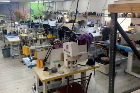 Преступная группировка продавала на промышленном рынке под Одессой контрафактную спортивную одежду под видом известных брендов (фото) 