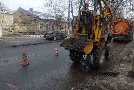 В городе прочищают ливневки и ремонтируют дороги: одесситов просят не препятствовать работе спецтехники (фото)