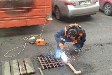 В городе прочищают ливневки и ремонтируют дороги: одесситов просят не препятствовать работе спецтехники (фото)