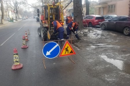 В городе прочищают ливневки и ремонтируют дороги: одесситов просят не препятствовать работе спецтехники (фото)