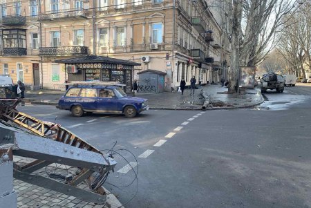 На Ришельевской демонтировали две электроопоры, поврежденные в результате январского ДТП (фото)