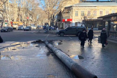 На Ришельевской демонтировали две электроопоры, поврежденные в результате январского ДТП (фото)
