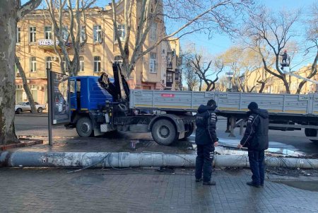 На Ришельевской демонтировали две электроопоры, поврежденные в результате январского ДТП (фото)
