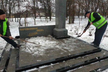 В Малиновском районе коммунальщики очистили бюветы и памятники (фото)