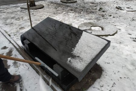 В Малиновском районе коммунальщики очистили бюветы и памятники (фото)