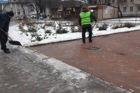 В Малиновском районе коммунальщики очистили бюветы и памятники (фото)