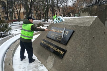В Малиновском районе коммунальщики очистили бюветы и памятники (фото)