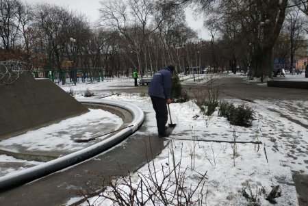 В Малиновском районе коммунальщики очистили бюветы и памятники (фото)