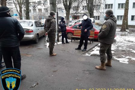 В Черноморске местные жители увидели мужчину в состоянии наркотического опьянения и вызвали правоохранителей (фото)