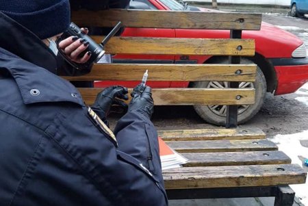 В Черноморске местные жители увидели мужчину в состоянии наркотического опьянения и вызвали правоохранителей (фото)