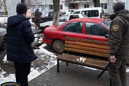 В Черноморске местные жители увидели мужчину в состоянии наркотического опьянения и вызвали правоохранителей (фото)