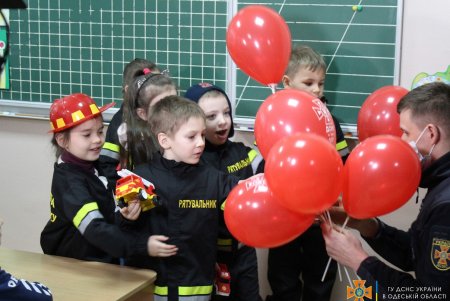 Сотрудники ГСЧС в игровой форме рассказали воспитанникам одесского детсада о правилах безопасного поведения (фото)