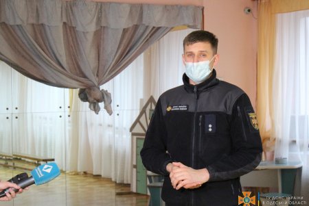 Сотрудники ГСЧС в игровой форме рассказали воспитанникам одесского детсада о правилах безопасного поведения (фото)