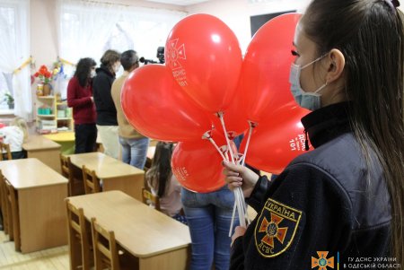 Сотрудники ГСЧС в игровой форме рассказали воспитанникам одесского детсада о правилах безопасного поведения (фото)