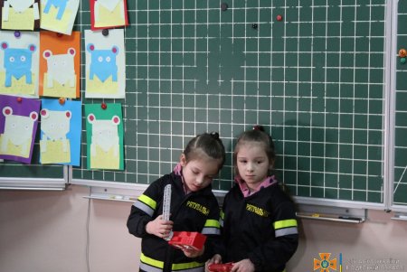 Сотрудники ГСЧС в игровой форме рассказали воспитанникам одесского детсада о правилах безопасного поведения (фото)