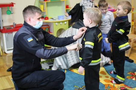 Сотрудники ГСЧС в игровой форме рассказали воспитанникам одесского детсада о правилах безопасного поведения (фото)