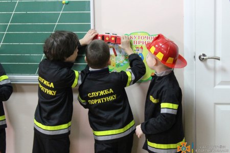 Сотрудники ГСЧС в игровой форме рассказали воспитанникам одесского детсада о правилах безопасного поведения (фото)