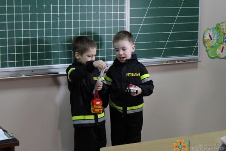 Сотрудники ГСЧС в игровой форме рассказали воспитанникам одесского детсада о правилах безопасного поведения (фото)