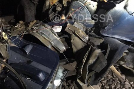 В Великодолинском автомобиль въехал под поезд: водитель погиб (обновлено, фото)