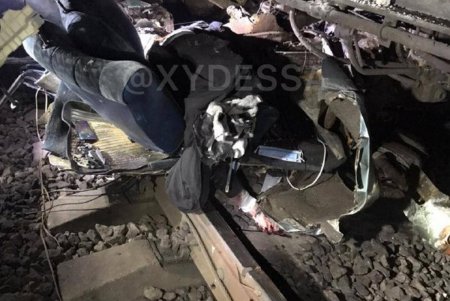 В Великодолинском автомобиль въехал под поезд: водитель погиб (обновлено, фото)