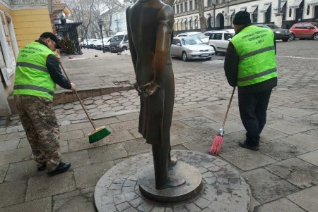 В Приморском районе коммунальщики привели в порядок памятники и территории бюветов