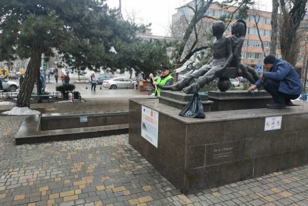 В Приморском районе коммунальщики привели в порядок памятники и территории бюветов