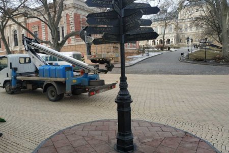 В Приморском районе коммунальщики привели в порядок памятники и территории бюветов