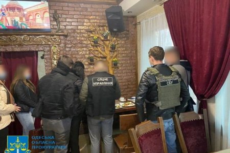 Председатель поселкового совета в Одесской области требовала взятку за размещение торговых павильонов (фото)