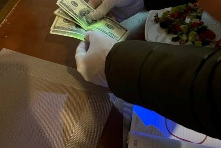 Председатель поселкового совета в Одесской области требовала взятку за размещение торговых павильонов (фото)
