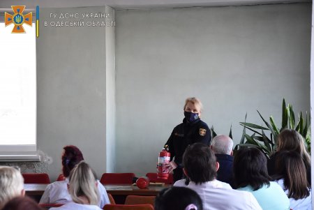В больницах № 1 и № 10 спасатели разъяснили медикам правила пожарной безопасности и проверили исправность генераторов (фото)